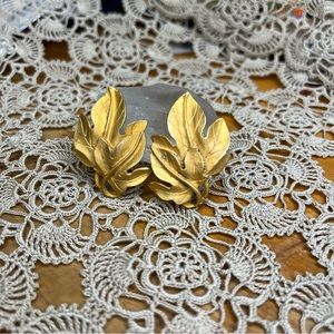 Vintage Gold Tone Large Leaf Shape Clip On Earrings